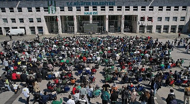 Bursaspor’un şampiyonluk maçı Halk Evi önünde dev ekranda izlendi