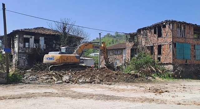 Gölcük’te Riskli Yapılar Birer Birer Yıkılıyor