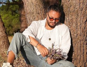 Oyuncu Engin Demircioğlu’ndan Sezen Aksu Coveri ‘Yanmışım Sönmüşüm Ben’