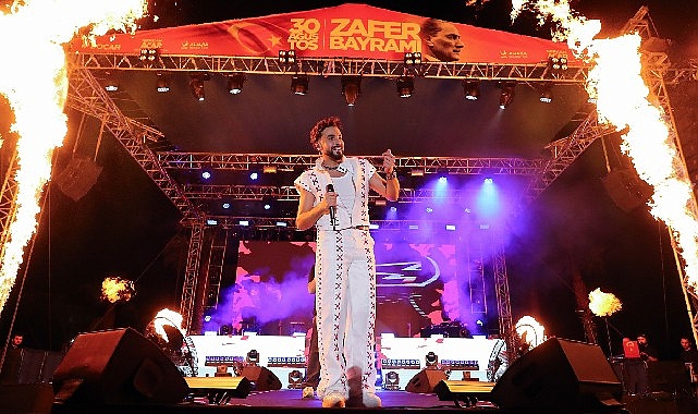 Sefo, Aliağa’da Zafer coşkusunu zirveye taşıdı