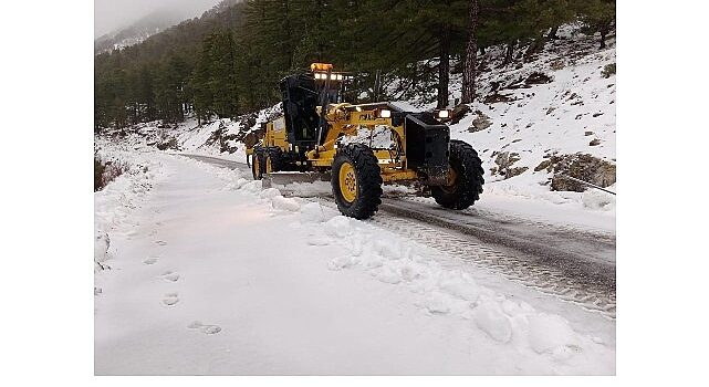 Büyükşehir ekiplerinin karla mücadele çalışması sürüyor